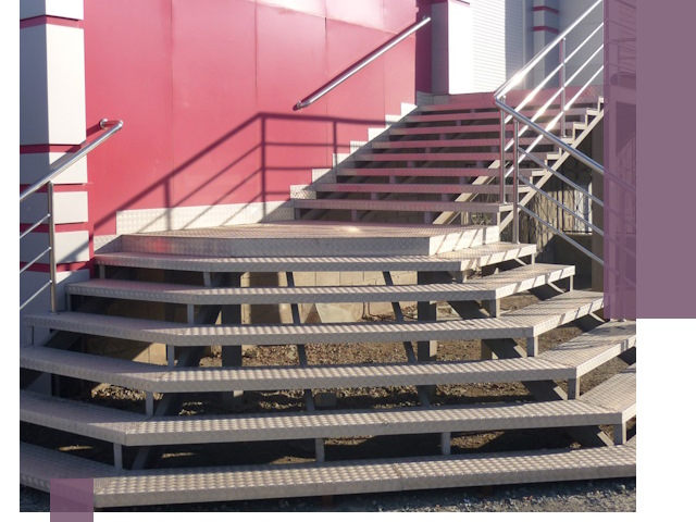 Лестницы для магазина в Воткинске — изготовление и монтаж