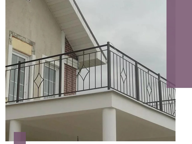 Изготовление балконных ограждений в Воткинске из металла и стекла