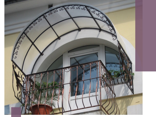 Козырьки над балконом в Воткинске — изготовление и монтаж